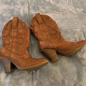 Womens cowboy boots x brown size 7 1/2. Has sewn in designs and a small heel